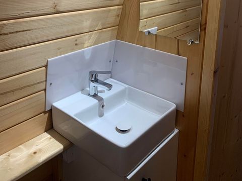 Hébergement 4 personnes - Pod 4 pers. - 1 chambre et 1 lit double en mezzanine - avec WC et SDB-NUITEE