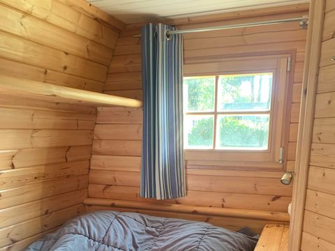 Hébergement 4 personnes - Pod 4 pers. - 1 chambre et 1 lit double en mezzanine - avec WC et SDB-NUITEE