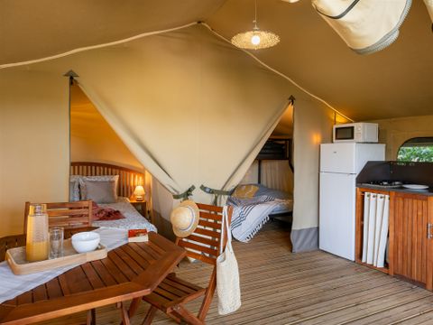 Tente en toile et en bois 4 personnes - Jungle Lodge 2 chambres terrasse couverte 34 m²