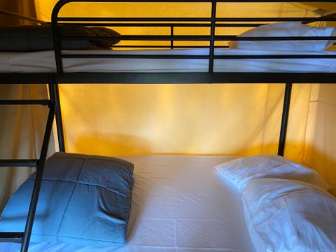 TENTE TOILE ET BOIS 4 personnes - Jungle Lodge 2 chambres terrasse couverte 34 m²