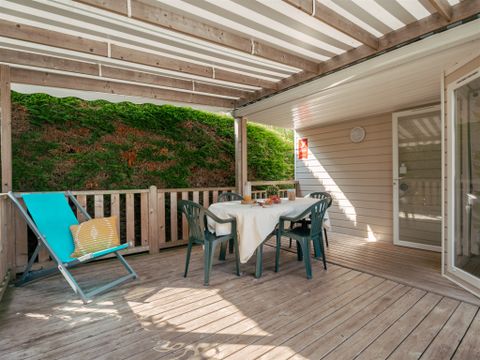 MOBILHOME 6 personnes - Standard 35m² (3 chambres) avec terrasse couverte + TV