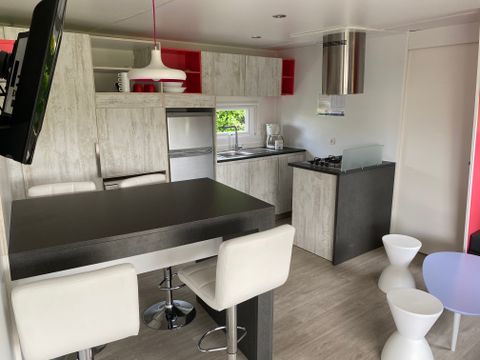 MOBILHOME 4 personnes - Premium 40 m² (2 chambres, 2 salles de bain) avec terrasse couverte + TV + LV