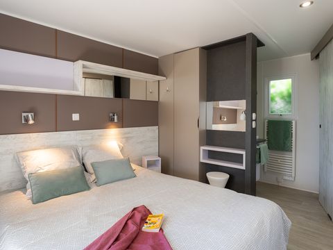 MOBILHOME 4 personnes - Premium 40 m² (2 chambres, 2 salles de bain) avec terrasse couverte + TV + LV