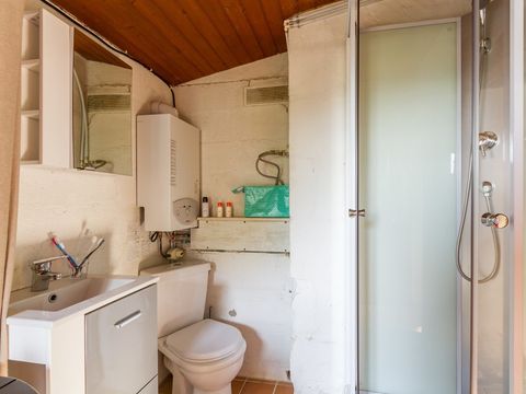 MAISON 3 personnes - En pierre avec sanitaires