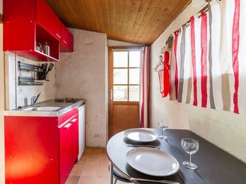 MAISON 3 personnes - En pierre avec sanitaires