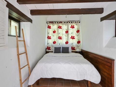 MAISON 3 personnes - En pierre avec sanitaires