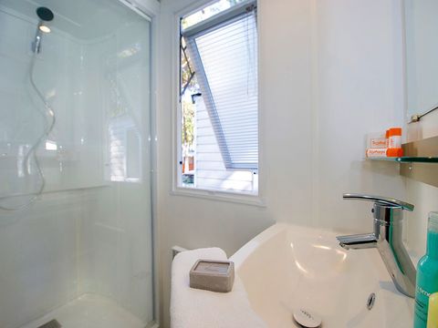 MOBILHOME 4 personnes - Premium | 2 Ch. | 4 Pers. | Terrasse surélevée | Clim. | TV