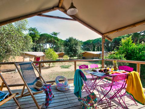 Tente en toile et en bois 4 personnes - Cabane Lodge Standard sur pilotis 34m² - 2 chambres - terrasse couverte de 10m² 4 pers