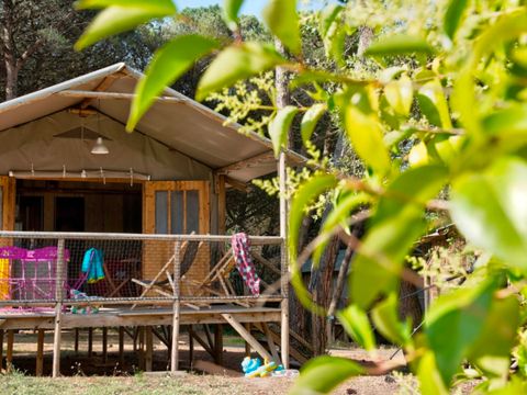 Tente en toile et en bois 4 personnes - Cabane Lodge Standard sur pilotis 34m² - 2 chambres - terrasse couverte de 10m² 4 pers