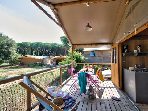 TENTE TOILE ET BOIS 4 personnes - Cabane Lodge Bois Standard sur pilotis 38m² - 2 chambres - terrasse couverte de 8m² + TV 4 pers.