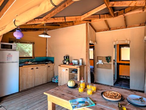 Tente en toile et en bois 4 personnes - Cabane Lodge Bois Standard sur pilotis 38m² - 2 chambres - terrasse couverte de 8m² + TV 4 pers.