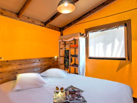 Tente en toile et en bois 4 personnes - Cabane Lodge Bois Standard sur pilotis 38m² - 2 chambres - terrasse couverte de 8m² + TV 4 pers.