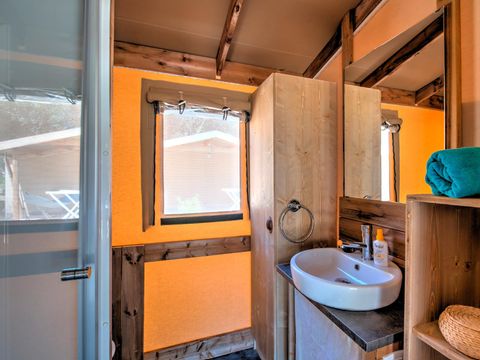 TENTE TOILE ET BOIS 5 personnes - Ecolodge Cotton Confort 32 m² - 2 chambres - terrasse couverte de 11m² + TV 5 pers