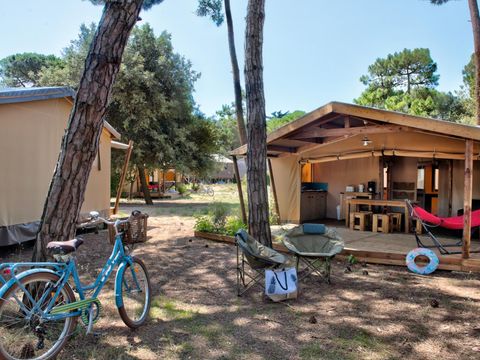 TENTE TOILE ET BOIS 6 personnes - Ecolodge Cotton Confort 35m² - 3 chambres - terrasse couverte de 11m² + TV 6 pers