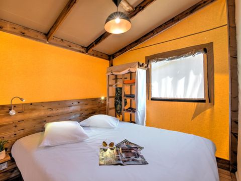 TENTE TOILE ET BOIS 6 personnes - Ecolodge Cotton Confort 35m² - 3 chambres - terrasse couverte de 11m² + TV 6 pers