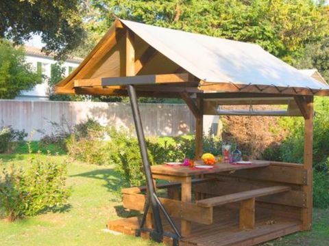 Emplacement - Forfait Premium : emplacement 10A équipé d'une freecamp Originale