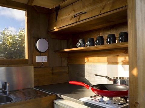 Emplacement - Forfait Premium : emplacement 10A équipé d'une freecamp Originale