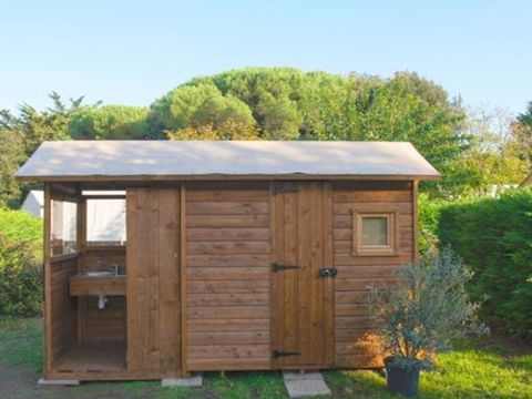 Emplacement - Forfait Premium : emplacement 10A équipé d'une freecamp Originale