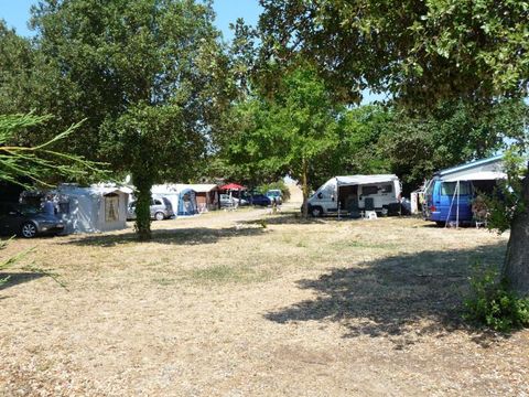 Emplacement - Forfait Confort (1 tente, caravane/ 1 voiture/ électricité 10A)