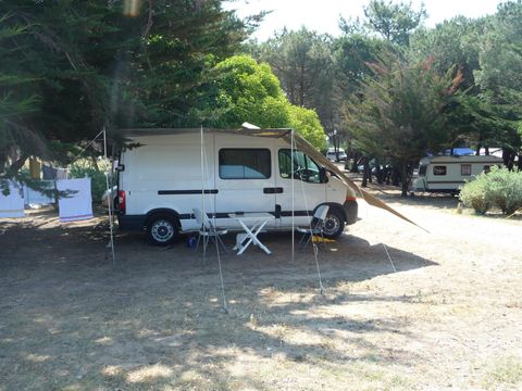 Emplacement - Forfait Confort (1 tente, caravane/ 1 voiture/ électricité 10A)