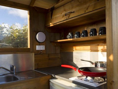 Emplacement - Forfait Premium : emplacement 10A équipé d'une freecamp Guinguette