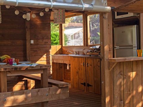 Emplacement - Forfait Premium : emplacement 10A équipé d'une freecamp Guinguette