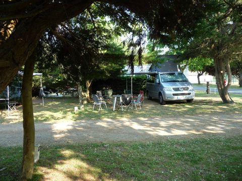 Emplacement - Forfait Confort+ (1 tente, caravane ou camping-car / 1 voiture / électricité 10A) 2 pers.