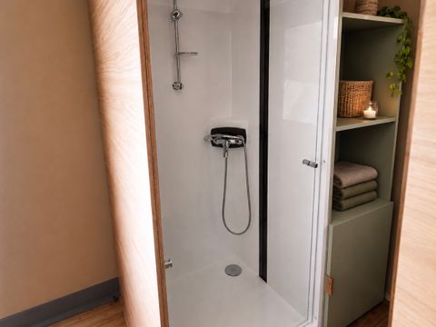 Tente en toile et en bois 4 personnes - Tente Lodge - 2 chambres + terrasse - avec sanitaires