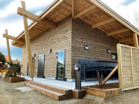 Emplacement - Forfait Confort (1 tente, caravane ou camping-car / 1 véhicule / électricité 10A)