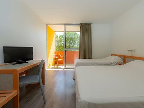 CHAMBRE 3 personnes - Chambre | 3 Pers. | Terrasse surélevée | TV