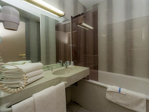 CHAMBRE 3 personnes - Chambre | 3 Pers. | Terrasse surélevée | TV