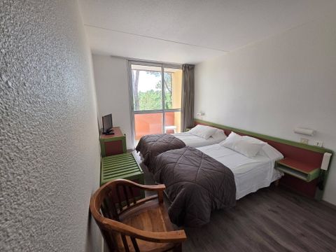 CHAMBRE 2 personnes - Terrasse surélevée | 1 SDB | TV