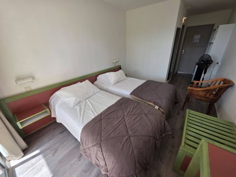 CHAMBRE 2 personnes - Terrasse surélevée | 1 SDB | TV