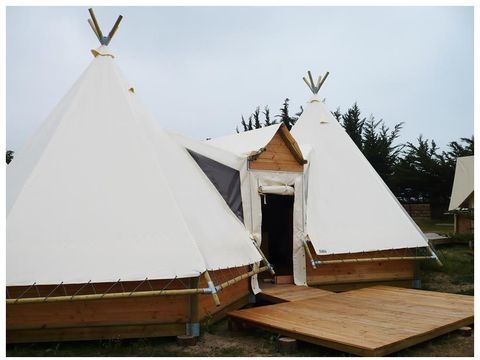 HÉBERGEMENT INSOLITE 6 personnes - Double Tipi (sans sanitaires)