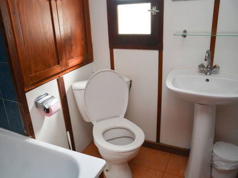 MAISON 4 personnes - CABANE CAMARGUAISE (mezzanine accessible par échelle) MAISON 4 personnes - CABANE CAMARGUAISE (mezzanine accessible par échelle)