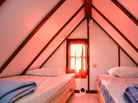 MAISON 4 personnes - CABANE CAMARGUAISE (mezzanine accessible par échelle) MAISON 4 personnes - CABANE CAMARGUAISE (mezzanine accessible par échelle)