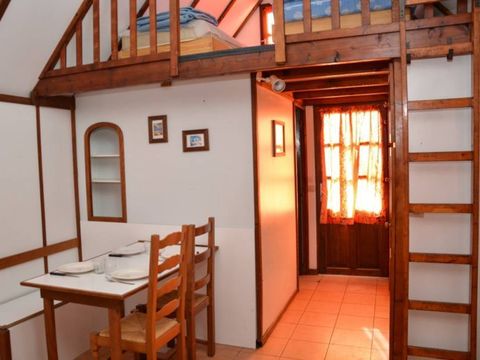 MAISON 4 personnes - CABANE CAMARGUAISE (mezzanine accessible par échelle) MAISON 4 personnes - CABANE CAMARGUAISE (mezzanine accessible par échelle)