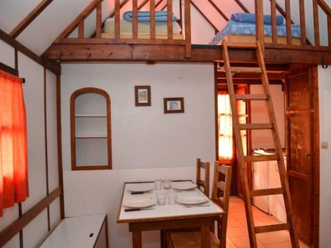 MAISON 4 personnes - CABANE CAMARGUAISE (mezzanine accessible par échelle) MAISON 4 personnes - CABANE CAMARGUAISE (mezzanine accessible par échelle)