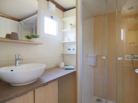 CHALET 5 personnes - NEW : Chalet Premium 37m² dont 12m² de terrasse couverte, 2 chambres, Clim, Tv, lave-vaisselle