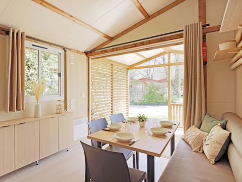 Chalet 5 personnes - NEW Premium 37m² dont 12m² de terrasse couverte - 2 chambres - Clim - Tv - Lave-vaisselle
