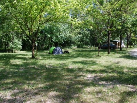 Emplacement - 2 personnes avec voiture, tente ou caravane