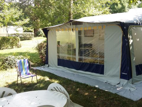CARAVANE 2 personnes - avec auvent sans sanitaires, 1 chambre