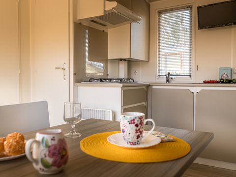 Mobilhome 4 personnes - TV + PLANCHA - Côté Oasis