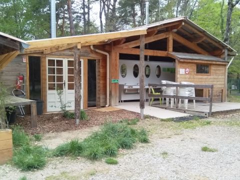 Emplacement - Fougère : avec électricité, Proche Bloc Sanitaire, semi ombragé