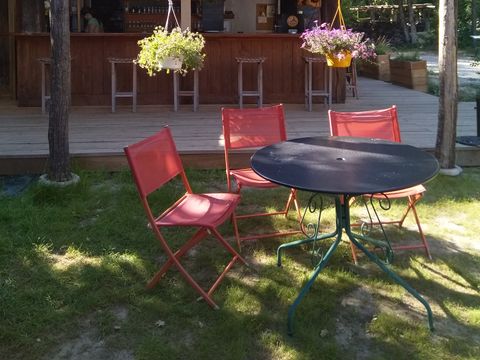 Emplacement - Murier : très ombragé, sous-bois, sans vis à vis, sans électricité