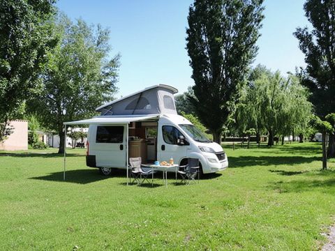 Emplacement - Emplacement | Essential | Véhicule -7m | <85m² | Électricité | Pas d'eau