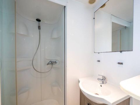 MOBILHOME 6 personnes - Comfort | 2 Ch. | 4/6 Pers. | Terrasse surélevée MOBILHOME 6 personnes - Comfort | 2 Ch. | 4/6 Pers. | Terrasse surélevée