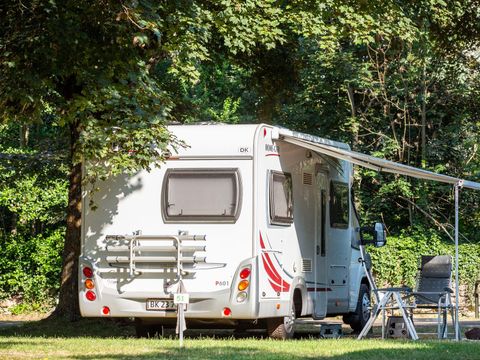 Emplacement - Forfait confort, avec électricité 1/2 pers.