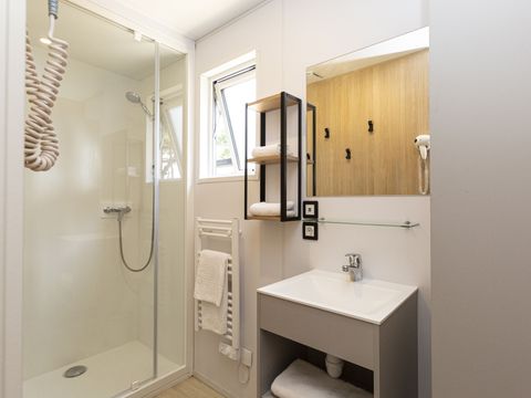 MOBILHOME 6 personnes - Premium 34m² (3 chambres - 6 pers.) + terrasse couverte + TV + draps et serviettes inclus