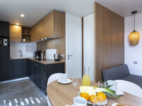 MOBILHOME 6 personnes - Premium 34m² (3 chambres - 6 pers.) + terrasse couverte + TV + draps + CLIM